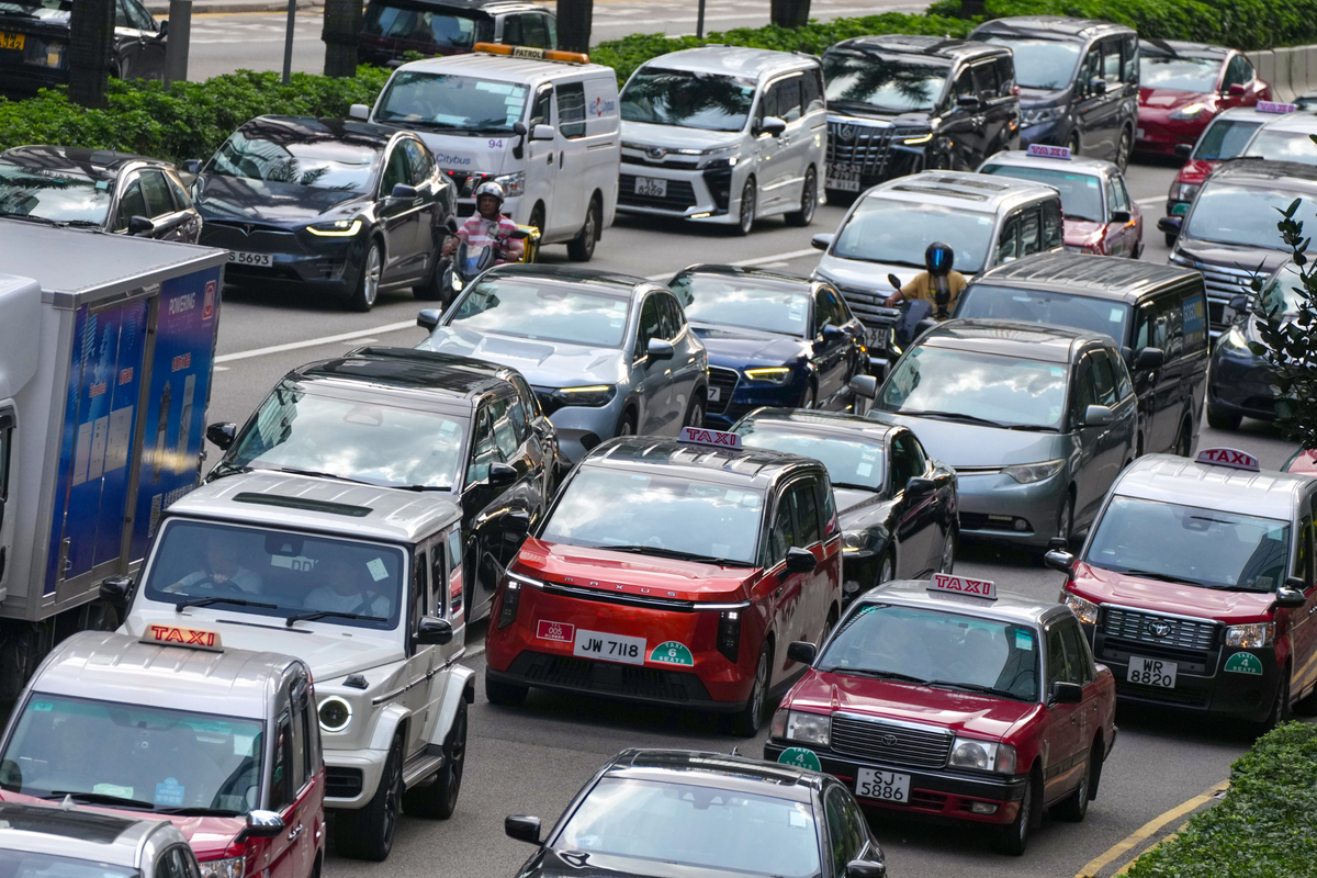 Hong Kong sets ride-hailing permit cap at 10,000 under regulatory push