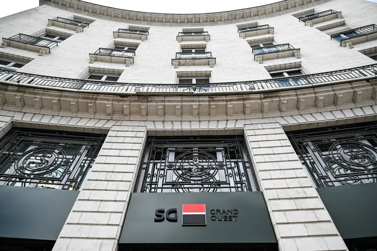 Societe Generale to sell two units to Swiss bank UBP for 900 mn euros