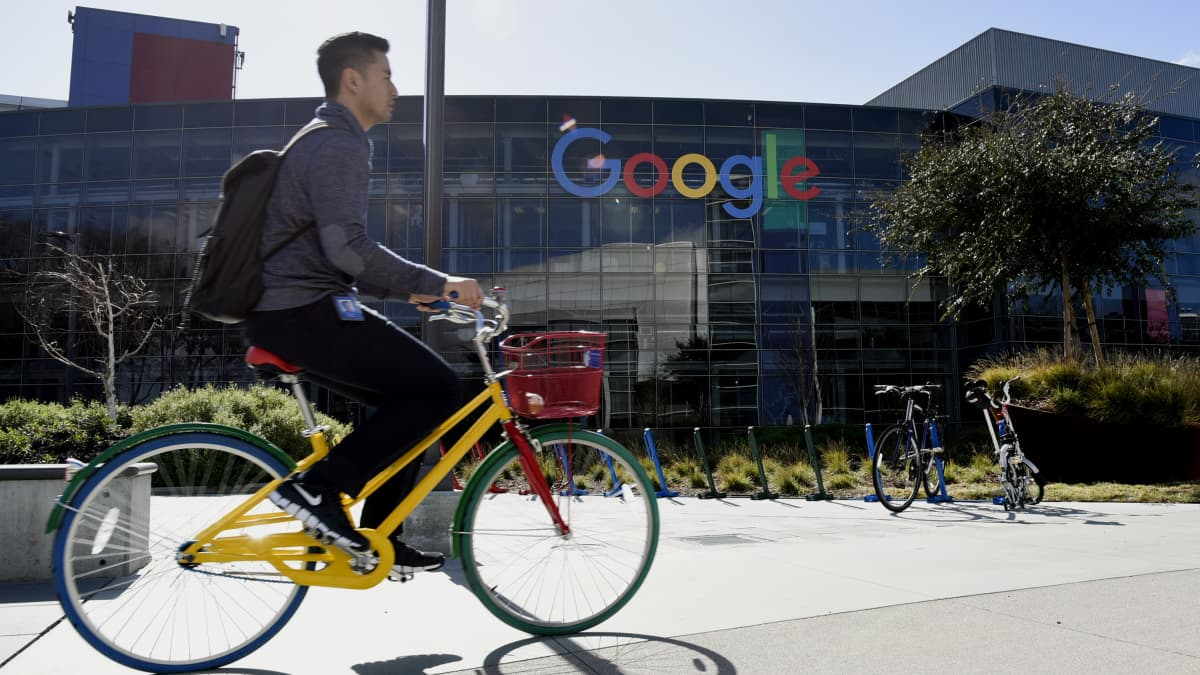 Here's how big tech companies like Google and Meta set salaries for software engineers