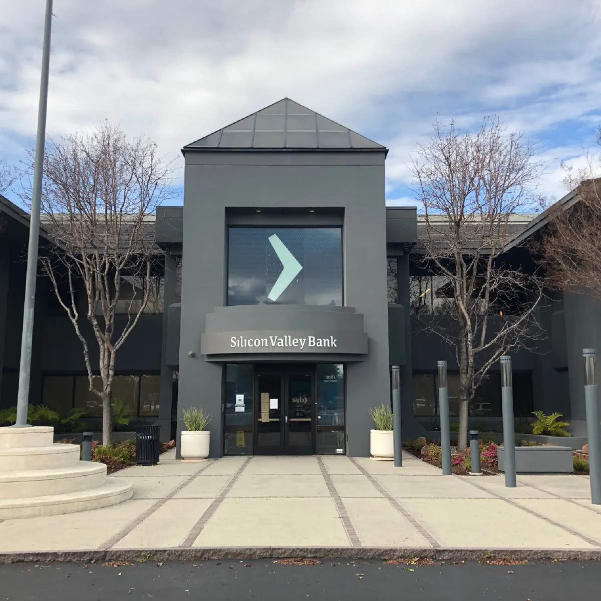 SVB ex-parent not entitled to $1.7B from FDIC