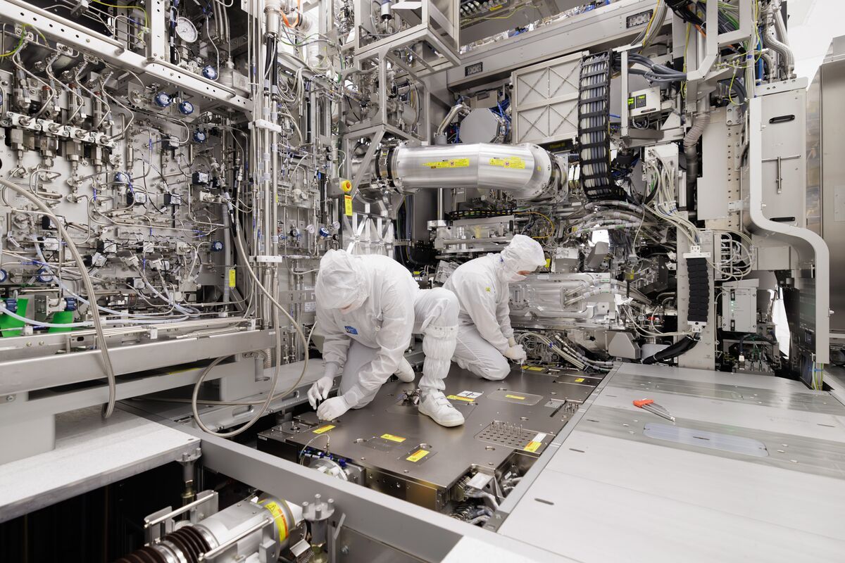 EU Set to Lift Sanction on Chinese Firm to Save ASML Supplier