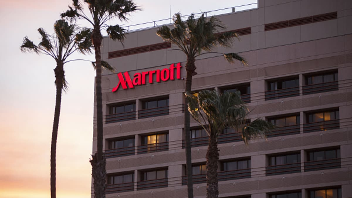 Marriott buys Starwood, becoming worlds largest hotel chain